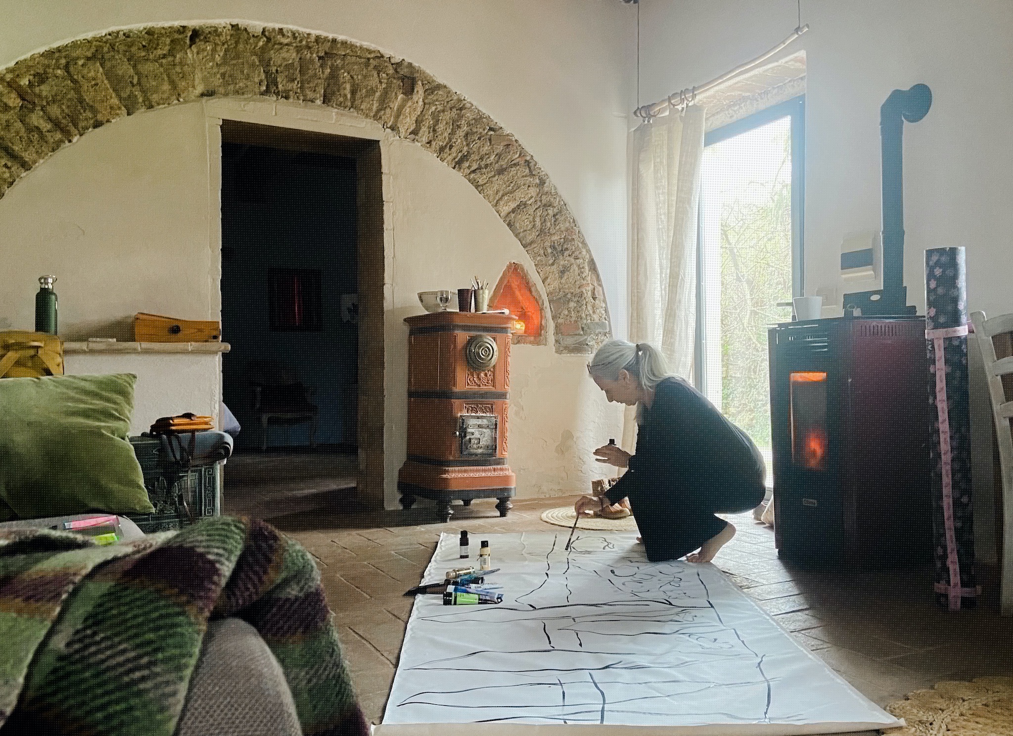Artist Caroline Karp painting in a farmhouse in Tuscany